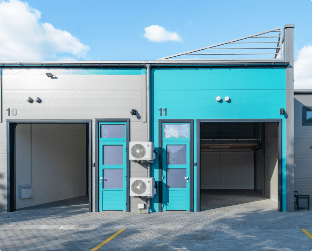 W przypadku większych komórek lokatorskich możliwe jest przechowywanie sprzętu sportowego, walizek i materiałów budowlanych po remoncie mieszkania