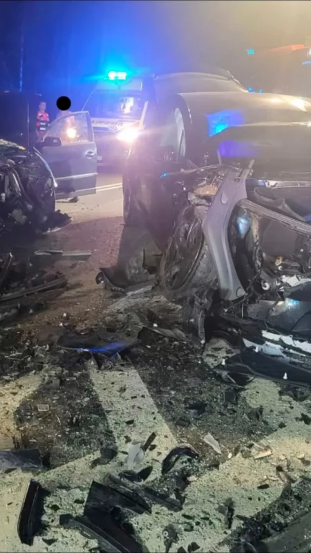 Zderzenie Tesli i Volkswagena na DW801. Dwie osoby trafiły do szpitala