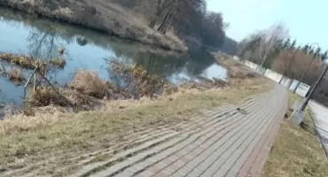 Chodnik nad rzeką do naprawy. 
