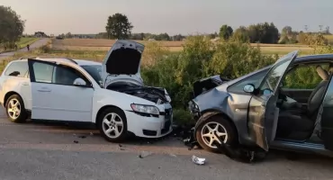 Zderzenie volvo z citroenem. Dwie osoby w szpitalu