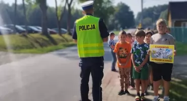 Kierowco! Nie polujemy na zebrach – Garwolińscy policjanci i dzieci wspólnie apelują o ostrożność na drogach