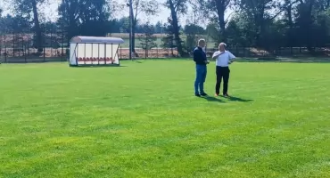 Murawa na stadionie Sępa po renowacji. Boisko gotowe na jesienną rundę