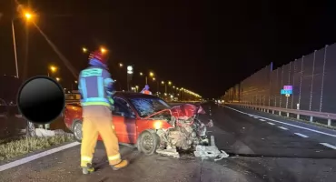 Nocna kolizja na S17 - Audi uderzyło w bariery, a potem w renault 