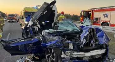 Makabryczny wypadek i zmasakrowane auto po zderzeniu z ciężarówką na S17 - Lądował śmigłowiec LPR