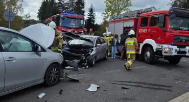 Wypadek na skrzyżowaniu - Zderzyły się trzy samochody 