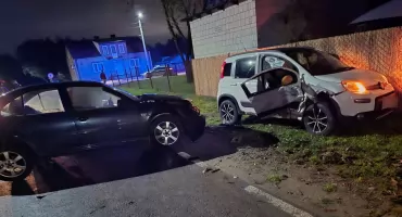 Nocna kolizja volkswagena i fiata na skrzyżowaniu w Woli Rębkowskiej