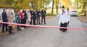 Mieszkańcy zorganizowali uroczystość! Nowa nawierzchnia za ponad milion złotych już otwarta
