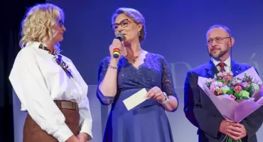 Burmistrz Garwolina dziękuje nauczycielom za codzienne budowanie przyszłości. Oni odebrali medale i nagrody