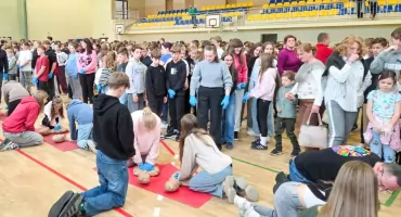 Serce Garwolina biło mocniej! Uczniowie Publicznej Szkoły Podstawowej nr 2 bili rekord w resuscytacji