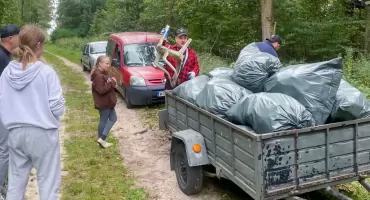 Setki kilogramów śmieci zniknęły z lasów. Kto stanął do walki o czystość w gminie?