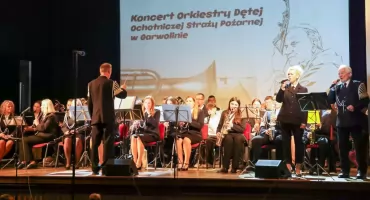 Wzruszająca chwila w sali CSiK. Setki ludzi wstało i chwyciło się za ręce!
