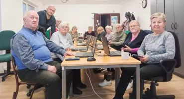 Komputer nie ma już tajemnic! Seniorzy z Łaskarzewa ruszyli na podbój Internetu