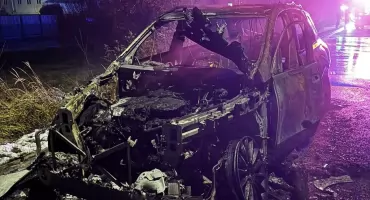 Pożar samochodu wybuchł w nocy - Mercedes spłonął doszczętnie 