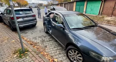 Dziwne manewry pod szkołą w Garwolinie. Kierowca na prostej drodze wbił się w dwa zaparkowane auta!