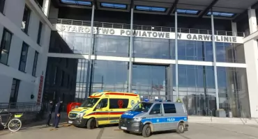 Wypadek przy pracy przed starostwem - Pracownik trafił do szpitala