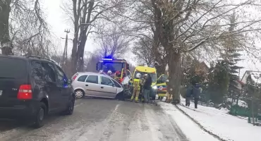 Kierowca opla uderzył w drzewo - Uwaga na śliskość nawierzchni!