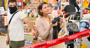 Uwaga na „Łowców okazji”! Policja ostrzega: Jak nie dać się oszustom podczas Black Friday i Black Week