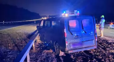 Na S17 kierowca busa uderzył w bariery 