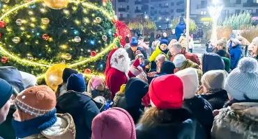 Magia świąt zawitała. Mieszkańcy wspólnie odpalili iluminacje przy stacji PKP