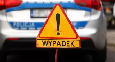 Samochód uderzył w drzewo na ulicy Garwolińskiej, kierowca trafił do szpitala