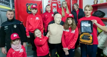 Mikołaj był hojny! Młodzieżowa Drużyna Pożarnicza zyskała sprzęt do nauki pierwszej pomocy