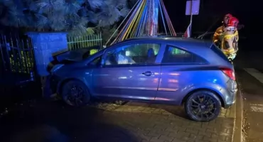 Groźny wypadek: Pijany kierowca wjechał w ogrodzenie i trafił do szpitala