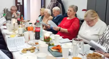 Świątecznie i cyfrowo w Łaskarzewie. Seniorzy pokazują, jak łączyć tradycję z YouTube 