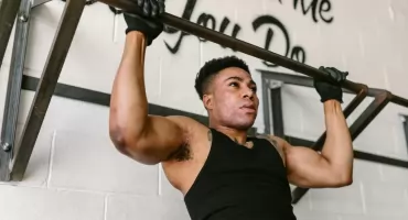 Jak nauczyć się podciągania, nawet jeśli masz słabe ręce i plecy?