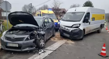 Groźne zderzenie osobówki z autem dostawczym firmy kurierskiej – Interwencja służb ratunkowych na skrzyżowaniu w Reducinie