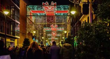 Świąteczne tradycje, które kosztują Cię fortunę: Jak zaoszczędzić?