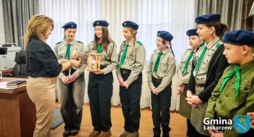 Harcerze z Łaskarzewa przekazali Betlejemskie Światło Pokoju do urzędu