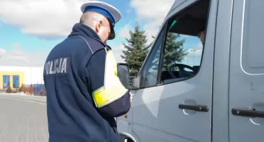 Gotówką za mandat nadal nie zapłacisz. Policja przedłuża płatności bezgotówkowe