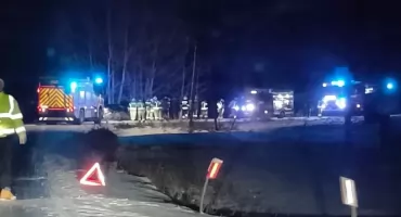 W zimowe popołudnie kierowca uderzył w drzewo