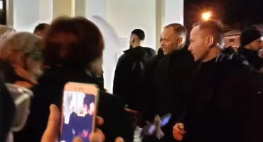 Prezydent Karol Nawrocki z rodziną na mszy św. w naszym powiecie. 