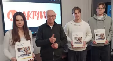 Zobacz, jak młodzi wolontariusze uczą seniorów korzystania z internetu!