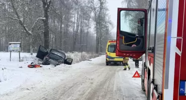 Wyprzedzał na skrzyżowaniu. Doszło do wypadku! Dwie osoby w szpitalu 
