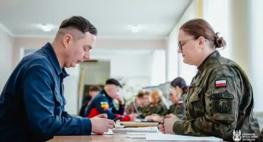 Zimowe szkolenie zamiast odpoczynku. Kolejni ochotnicy rozpoczęli „Ferie z WOT” w 6 Mazowieckiej Brygadzie Obrony Terytorialnej.