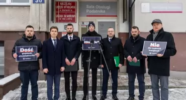 Konfederacja: Zatrzymajmy szkodliwe wdrożenie KSeF! Konferencja przed Urzędem Skarbowym w Garwolinie