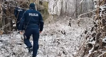 Skrajnie wychłodzony mężczyzna leżał w głębokim śniegu! Dramatyczne poszukiwania na mrozie
