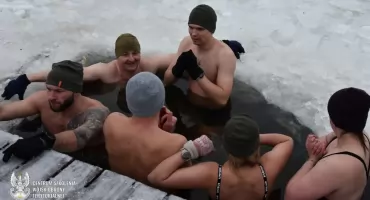 Kąpiel w lodowatej wodzie! Ekstremalny poranek żołnierzy 