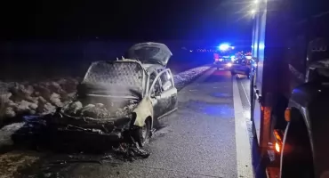 Nocny pożar na trasie S17. Samochód osobowy spłonął doszczętnie 