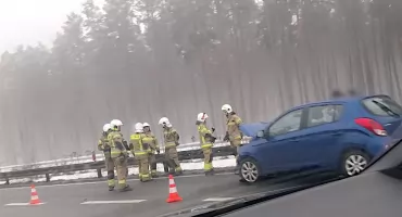 Osobówką wjechał w naczepę dafa. Poważna kolizja na S17