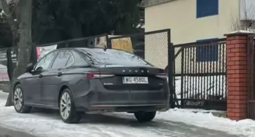 Interwencja Czytelniczki: Służbowe auto starostwa na chodniku przy szkole