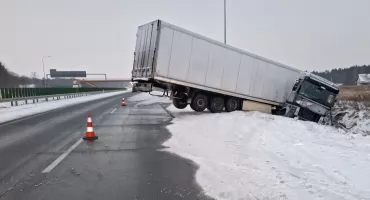 Ciężarówka w rowie na S17. Utrudnienia w kierunku Lublina