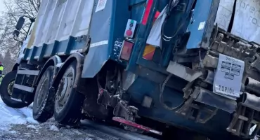 Śmieciarka zsunęła się do rowu - Interwencja strażaków przy wyciąganiu pojazdu