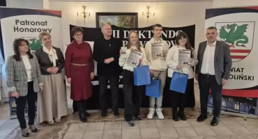 II Dyktando Powiatowe w Miętnem. Młodzież zmierzyła się z ortografią