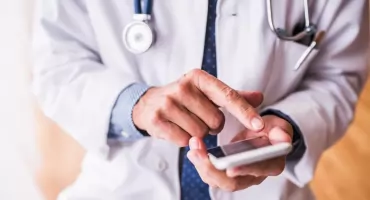 „Lekarz” z sieci obiecał miłość, zabrał oszczędności. Seniorka straciła 10 tys. zł