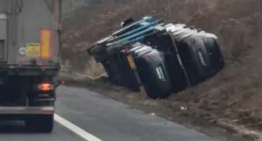 S17: Ciężarówka z autami wylądowała w rowie