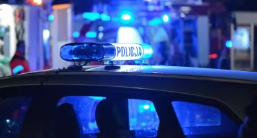 Niebezpieczny nocny manewr kierowcy audi i kolizja przy centrum handlowym