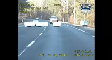 Kamera radiowozu nagrała spadający ładunek styropianu! Policyjne NAGRANIE